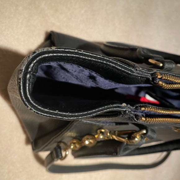 Black tommy brand bag that can be carried both cross-body and on the arm. - Picture 3 of 9